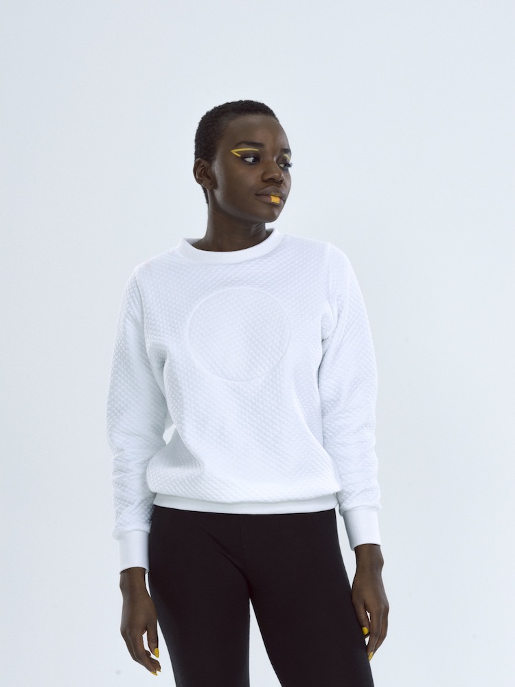 sweat rond blanc sur fond blanc